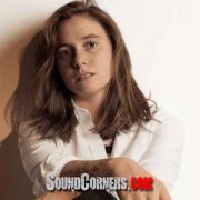 JULIEN BAKER Keluarkan Single A Dreamer’s Holiday Untuk Rayakan Natal 2020