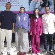 Dinda Ghania Merilis Teman Rasa Pacar Melibatkan Melly Goeslaw