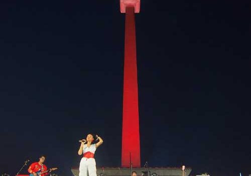 Bawakan Single “Ingat -Ingat Pesan Mama” Efah Aaralyn Tampil Energik di Monas Week 2025